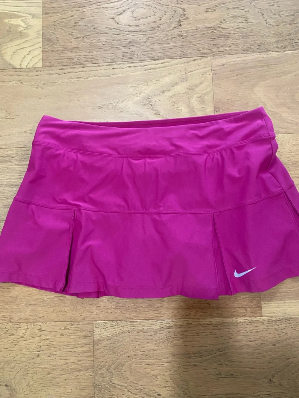 Nike Women's Magenta Short Athletic Tennis Skirt with shorts lining XL EUC